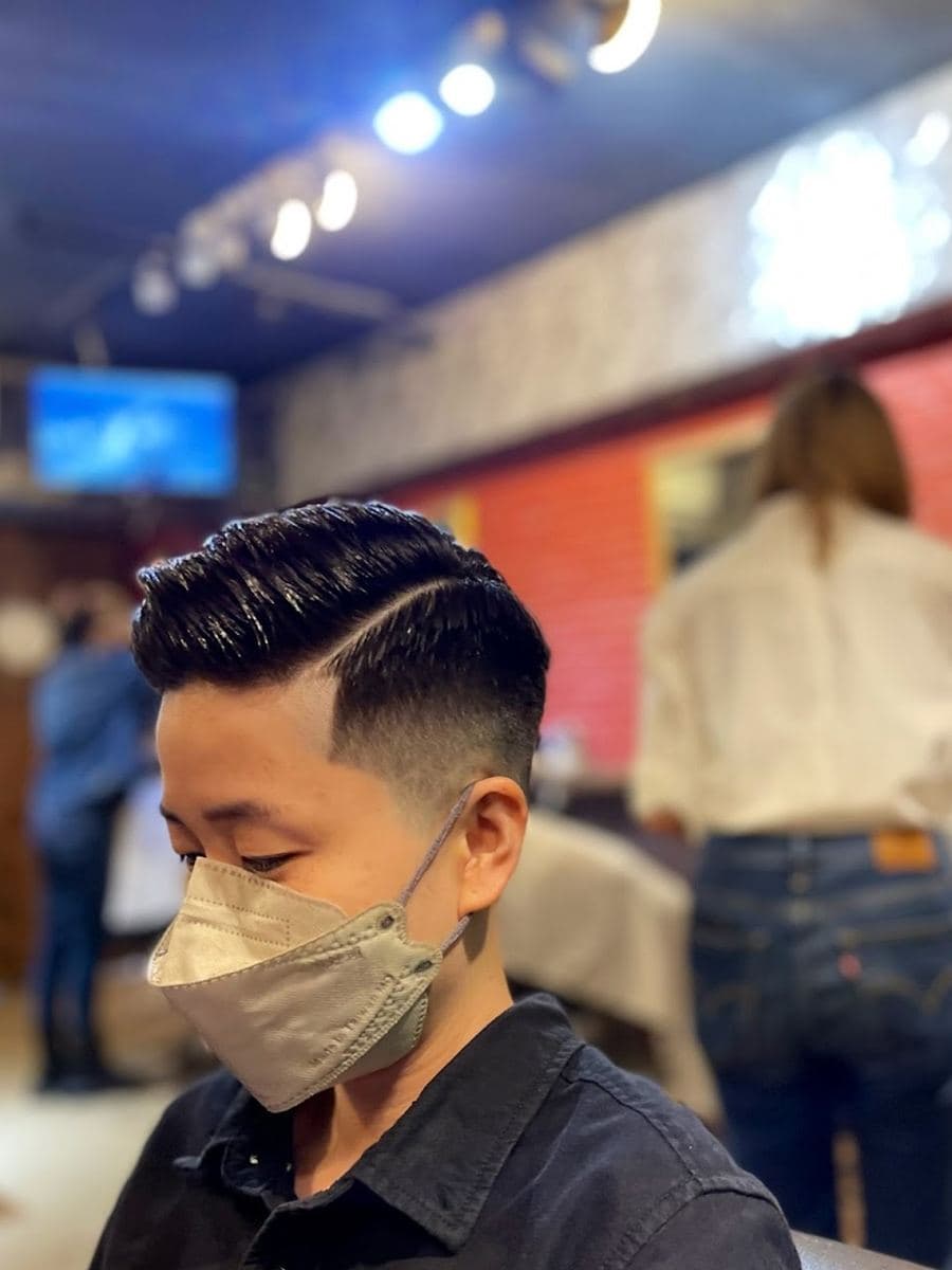 側分油頭的側面，頂部沿著刻線往旁邊梳出光澤與高度，側邊由短到長漸層