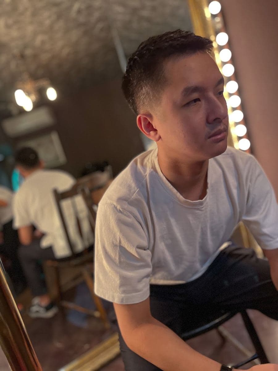 極短平頭的側臉,頂部短而整齊,側邊推得更短,輪廓乾淨