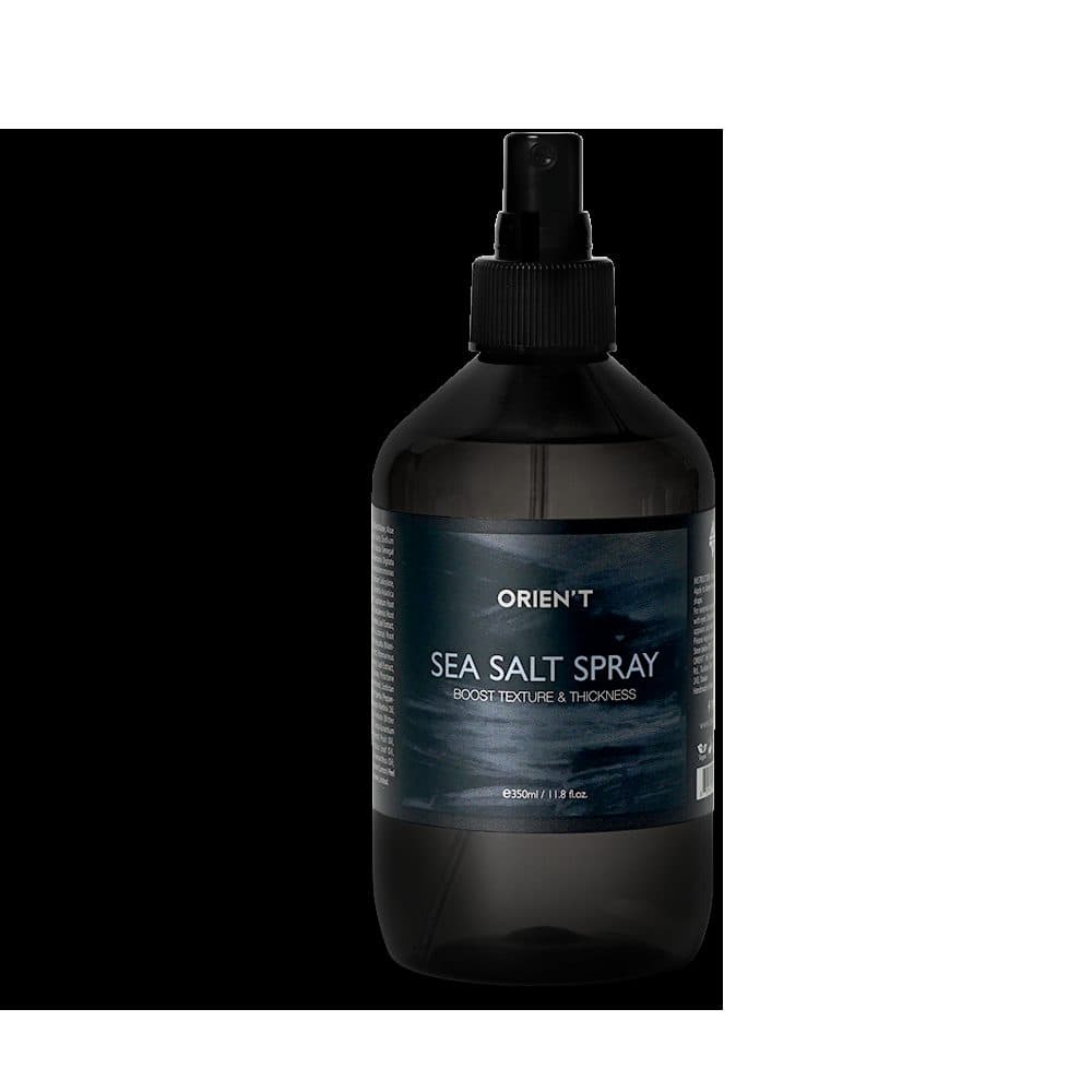 深色瓶身的海鹽噴霧,瓶標寫著 SEA SALT SPRAY
